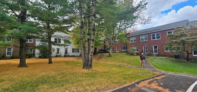 Building Photo - Spacious 1-Bedroom Townhouse in Scenic Area