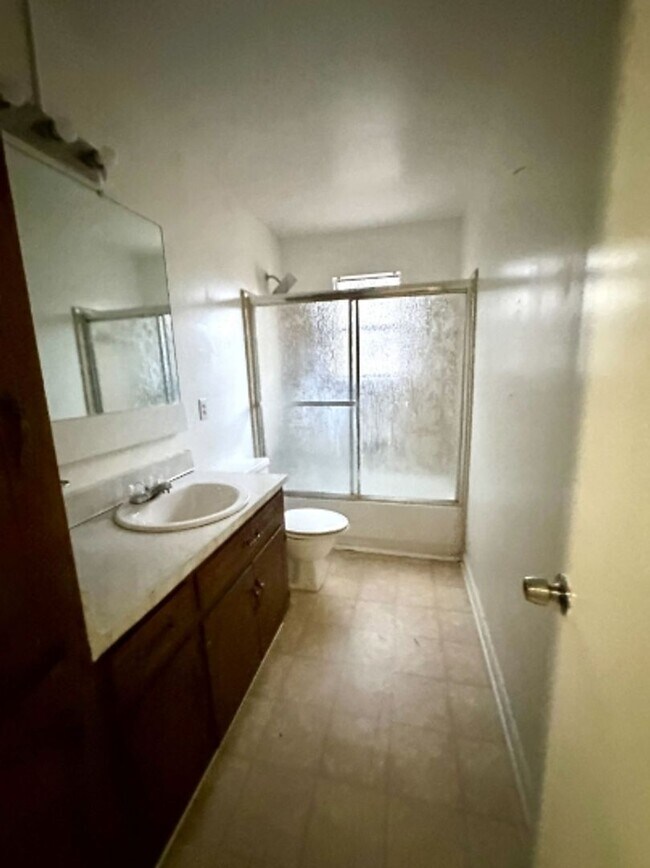 Building Photo - Charming Duplex for Rent- Spacious and Convenient Living!