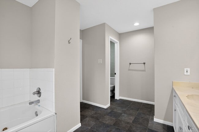 Building Photo - 6506 Jadecrest Dr