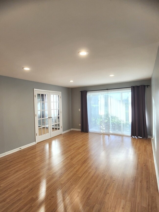 Building Photo - 10373 Dearlove Rd