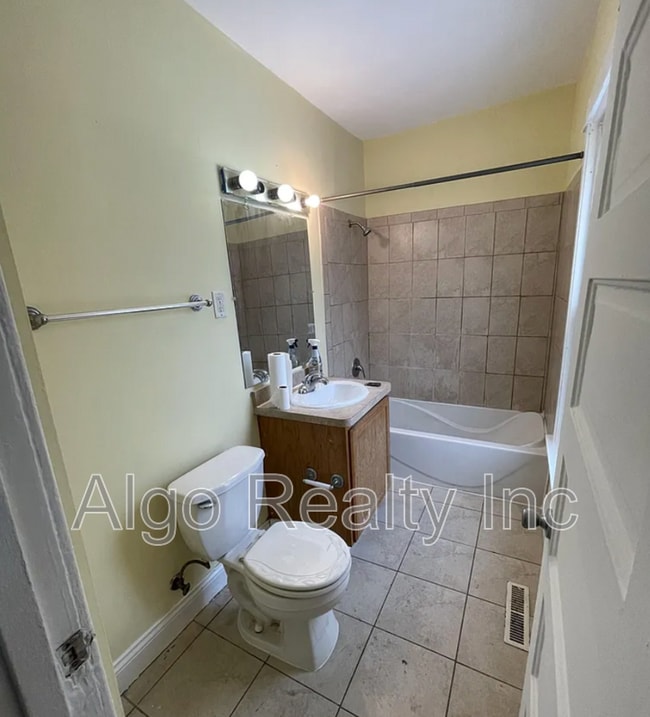 Building Photo - 2211 Queen Ave N