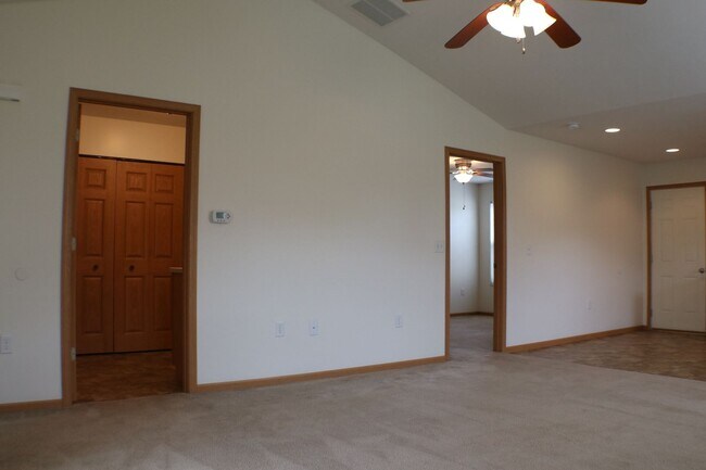Building Photo - 2206 Shamrock Ln