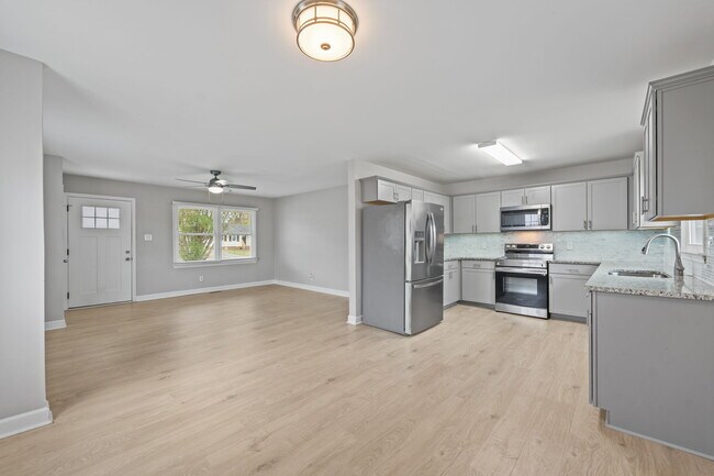 Building Photo - 1910 Hilldale Dr