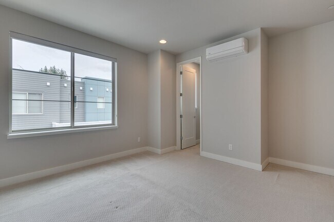 Building Photo - *Beautiful Modern 3 Bed Kirkland Townhome Available Now!*