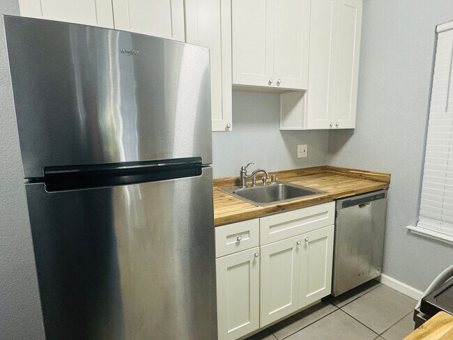 Building Photo - One Bedroom Condo In Fairway West Condominiums