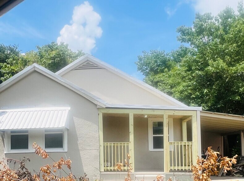 Building Photo - 858 Geranium St