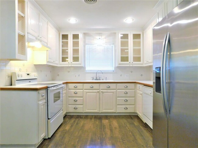 Building Photo - 720 Chisholm Trail