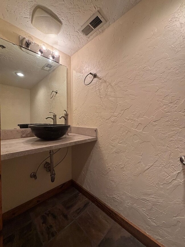 Building Photo - MOVE IN SPECIAL! 1 BEDROOM @ JORDAN CREEK ...