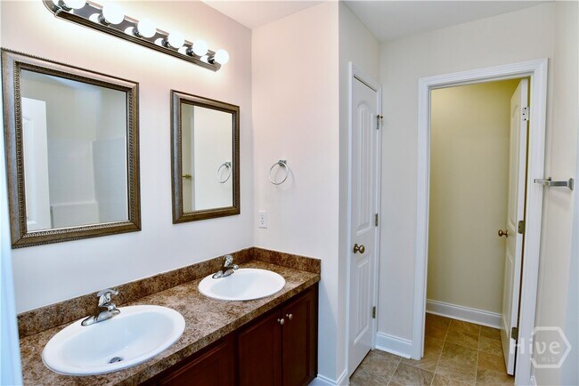 Building Photo - 395 Canyon Oak Loop