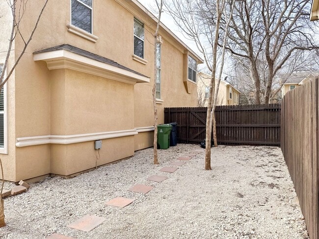 Building Photo - 505 Kingscote Ct