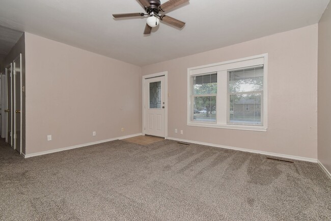 Building Photo - 1304 Skyline Dr