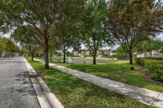 Building Photo - 1225 E Magnolia Cir