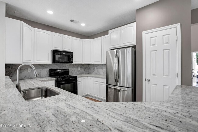 Building Photo - 100 Pine St