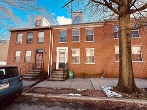 Building Photo - Spacious Townhome in Historic Newton Squar...