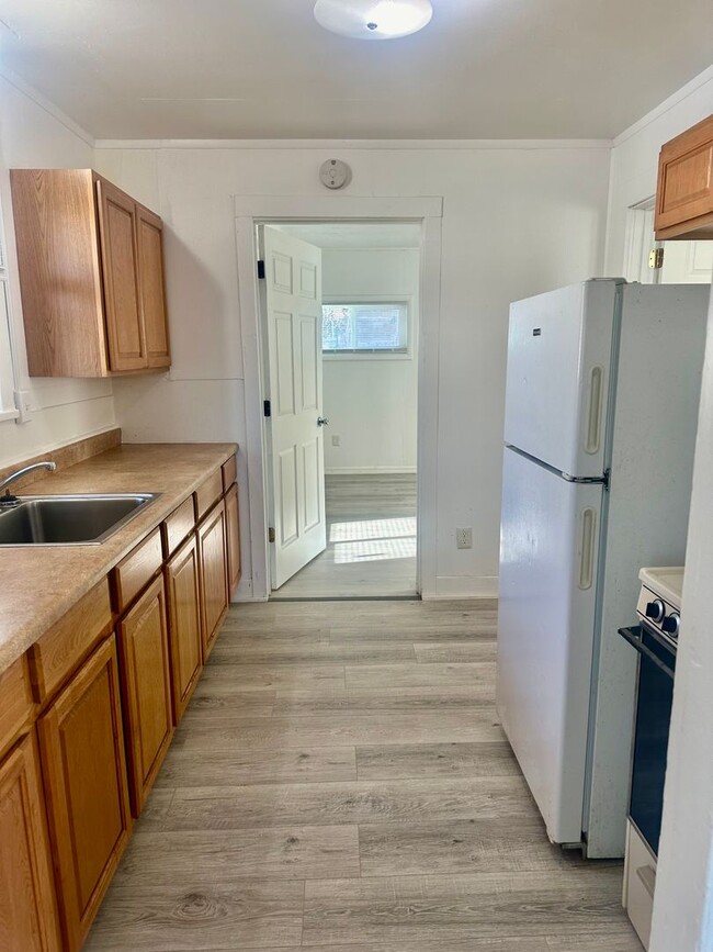 Building Photo - Large 1 bdrm newly renovated unit, 2.2 mil...