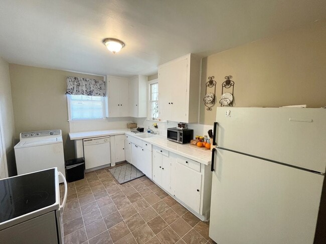 Building Photo - 2 Bedroom 1 Bath Brick Home