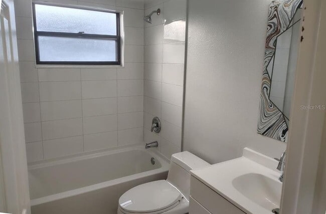 Building Photo - 437 Short Dr