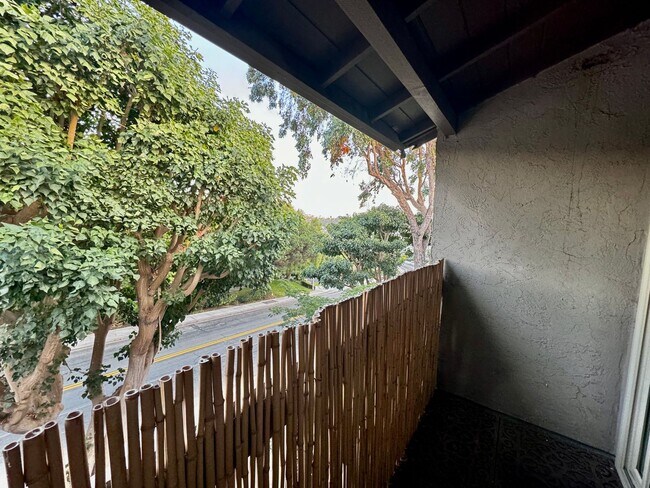 Building Photo - Beautifully Remodeled 1 BD, 1 Mile to beach