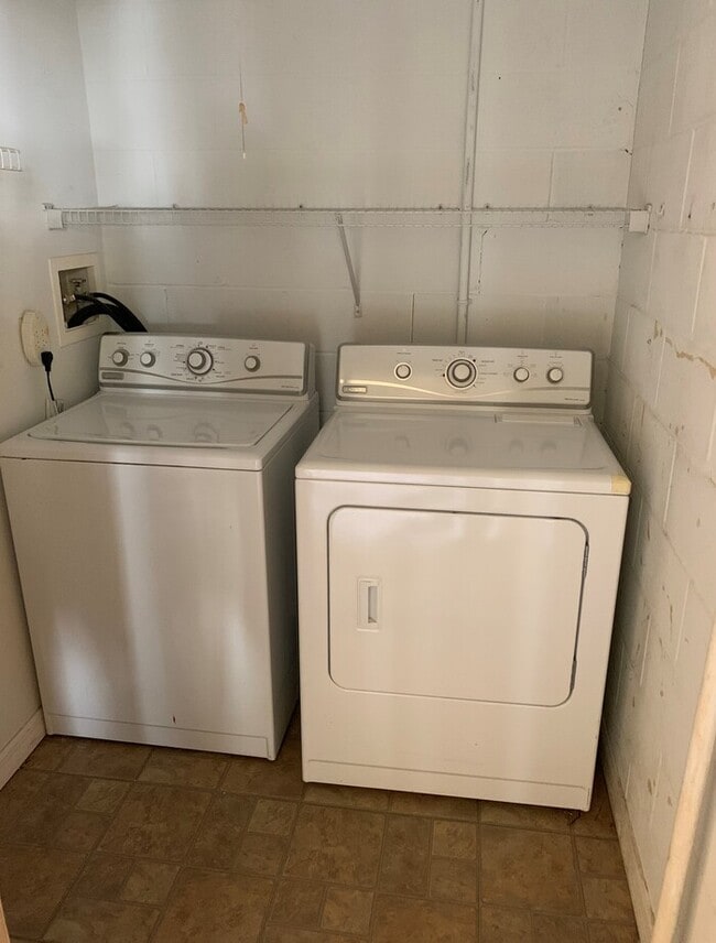 Building Photo - Charming 2 bedroom 2 bath Townhome