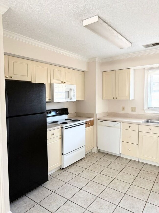 Building Photo - Lexington-Offering Self Guided Tour with RENTLY!