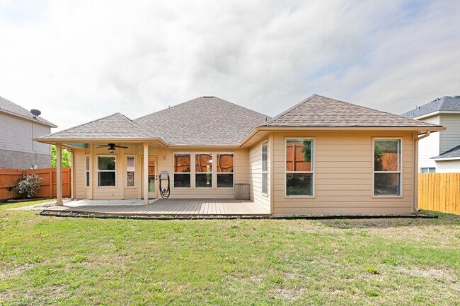 Building Photo - Boerne, TX -Gorgeous home in Kendall County Estates