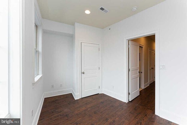 Building Photo - 1005 New Market St