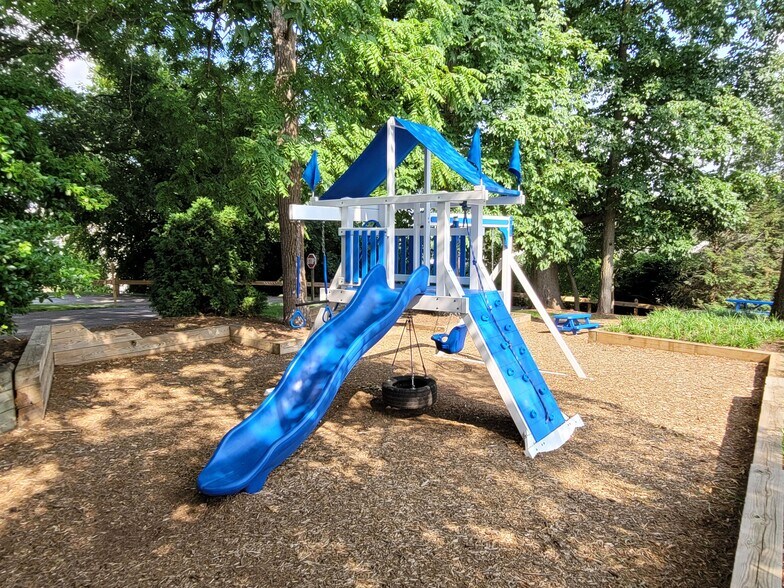 Building Photo - 624 Summit House