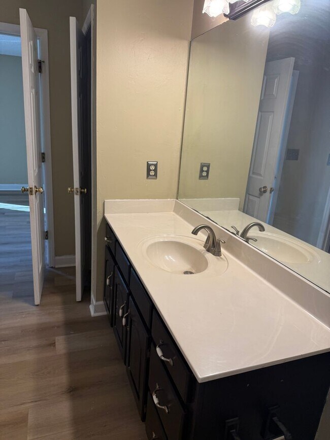 Building Photo - 3 Bedroom Home with Back Deck & Large Fenc...