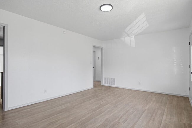 Building Photo - 549 E Ercoupe Dr