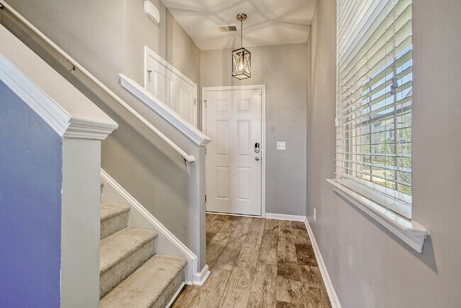 Building Photo - 838 Redbud Ln