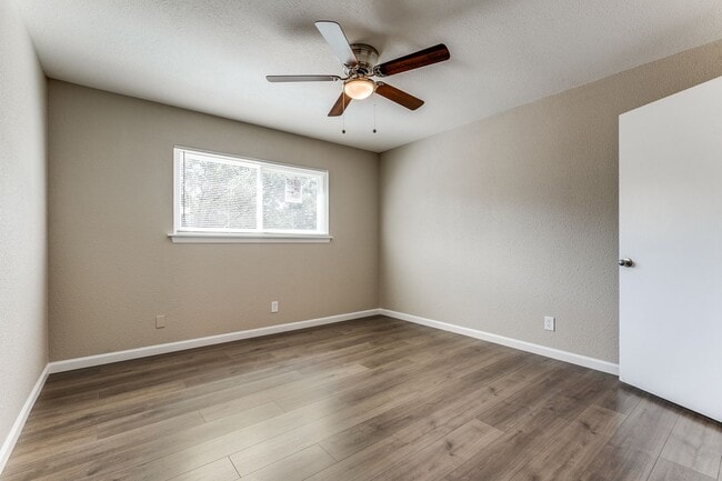 Building Photo - SPACIOUS CHARTER OAKS 4-BEDROOM