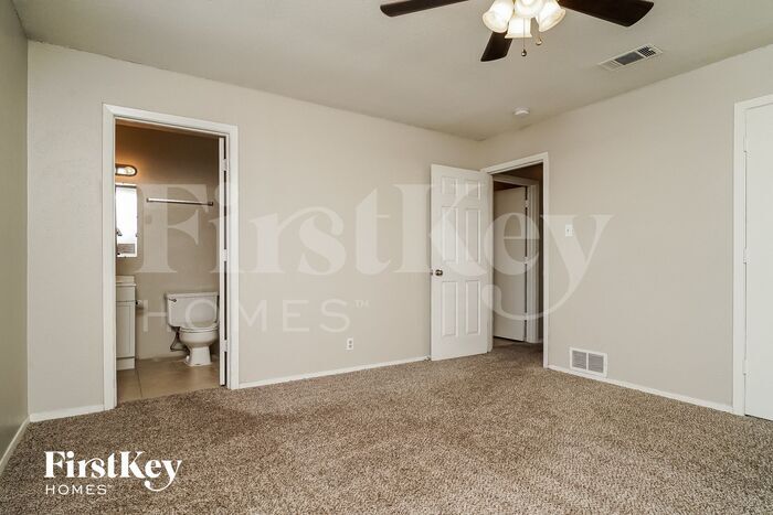 Building Photo - 1708 White Oak Ct