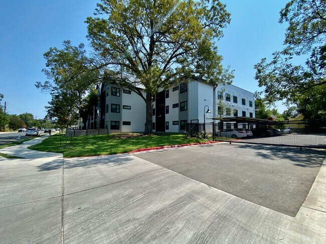 Building Photo - Stylish 3 Bedrooms 2 Bathrooms with Top-Tier Amenities Condo in East Austin!!!
