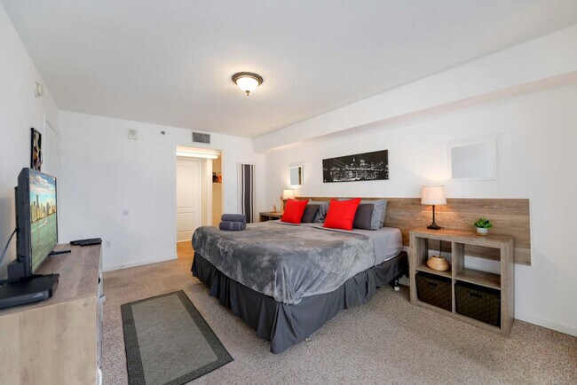 Building Photo - 1 SE 12th St