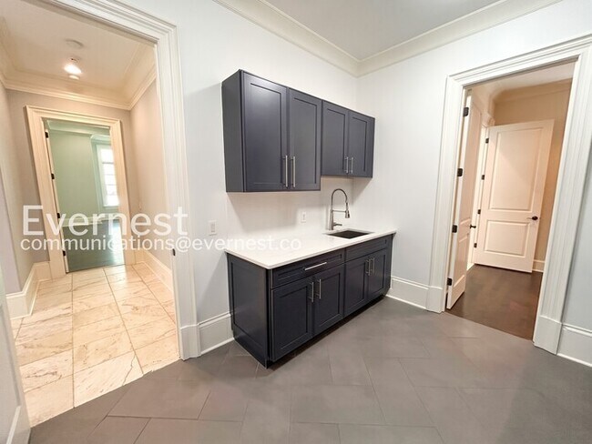 Building Photo - Spacious 7 Bed/8 Bath Home with Garage / Pet-Friendly / Available Now!