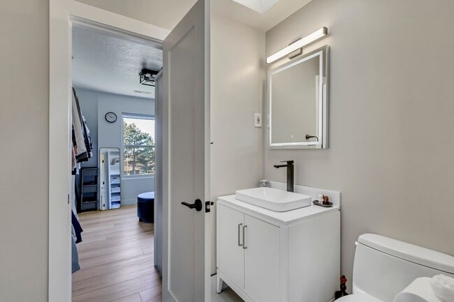 Building Photo - Beautiful 5-Bedroom Home in Sandy!