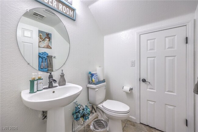 Building Photo - 548 W Civic Holiday Ave