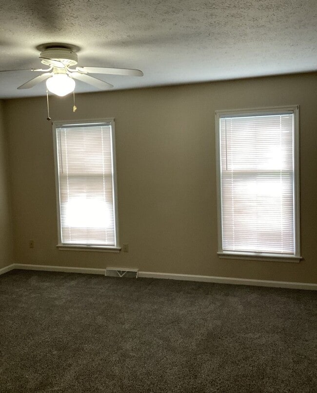 Building Photo - Well-Maintained 3-Bedroom End Unit Townhom...