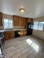 Building Photo - 2852 Rosanna St