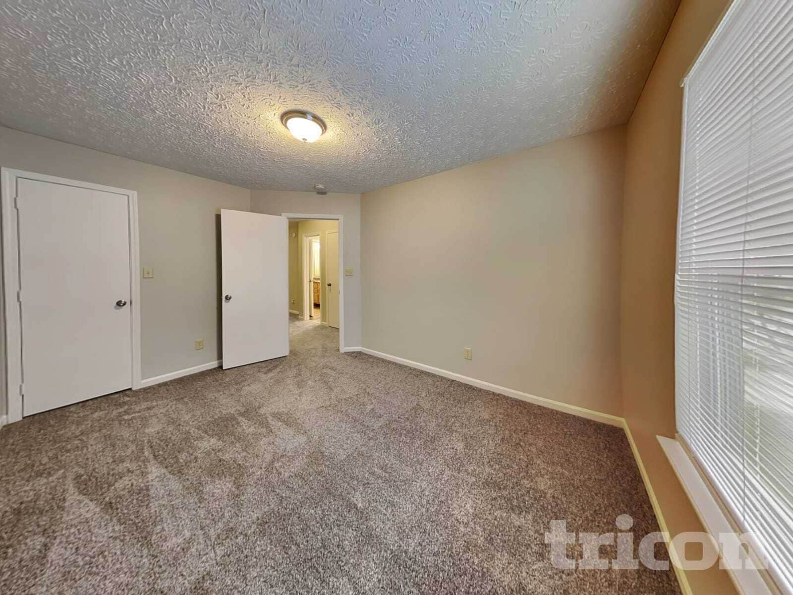 Building Photo - 4468 Connaught Dr E