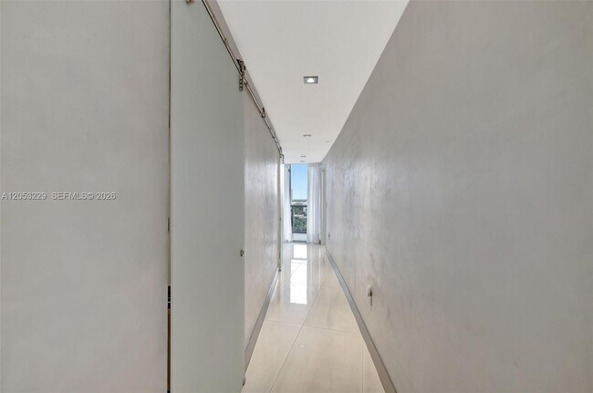Building Photo - 17121 Collins Ave