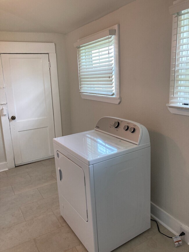 Building Photo - 8810 Oleander St