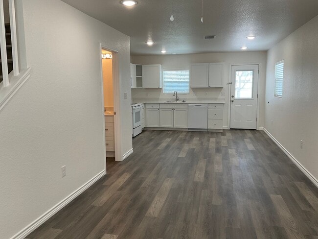 Building Photo - Beautiful 2 Bedroom/ 1 1/2 Bath Duplex in Kingsland, TX.