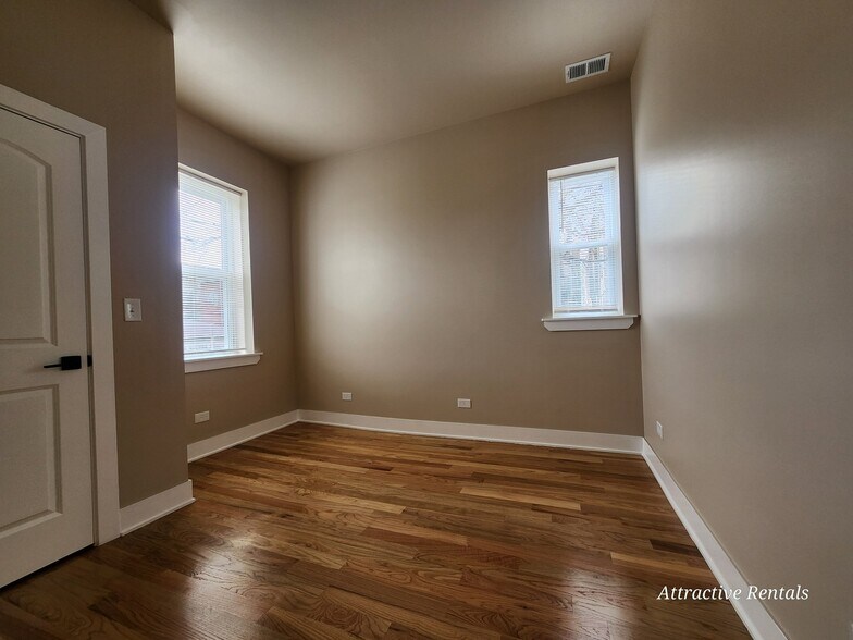 Building Photo - 6341 S Elizabeth St