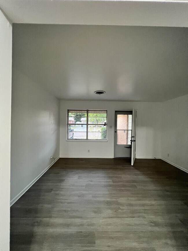 Building Photo - 1402 Missouri Ave