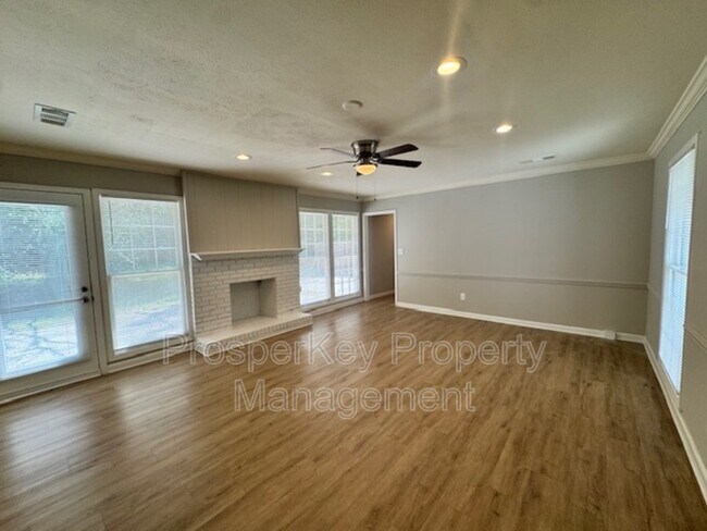 Building Photo - 4814 Fairview Dr