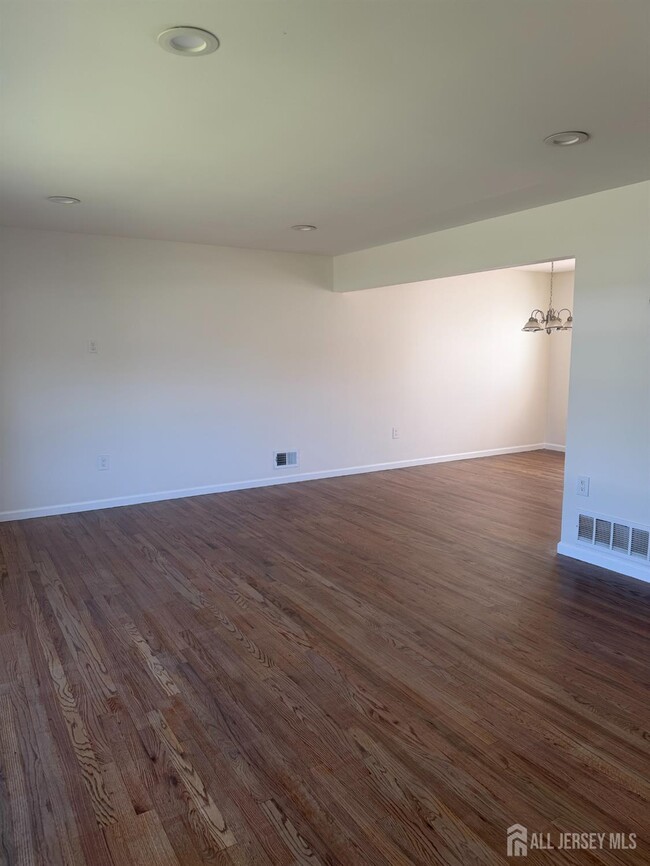 Building Photo - 13 Oakwood Dr