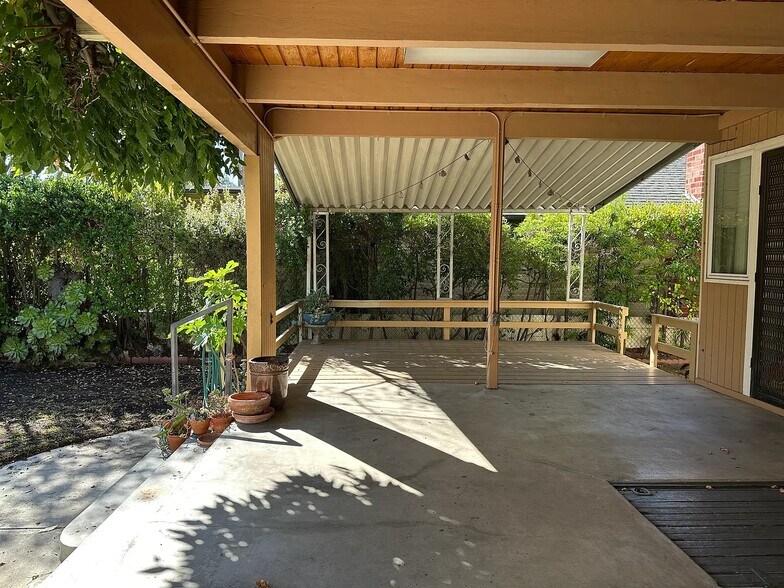 Building Photo - 216 S Greenwood Ave