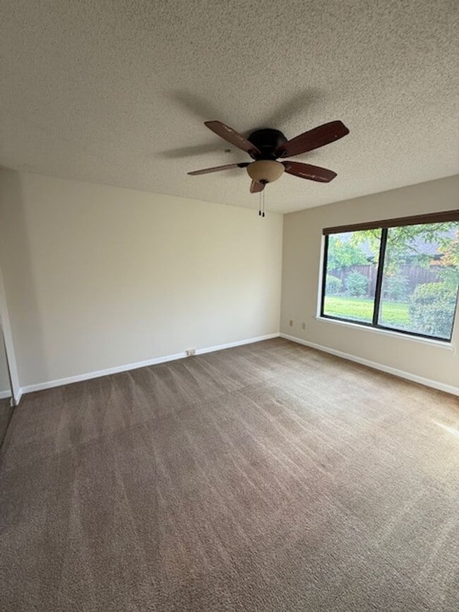 Building Photo - Rare 2 bedroom/1 bathroom Single Story Con...