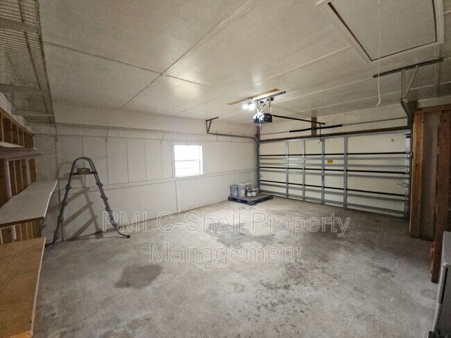 Building Photo - 4625 Tree Line Dr